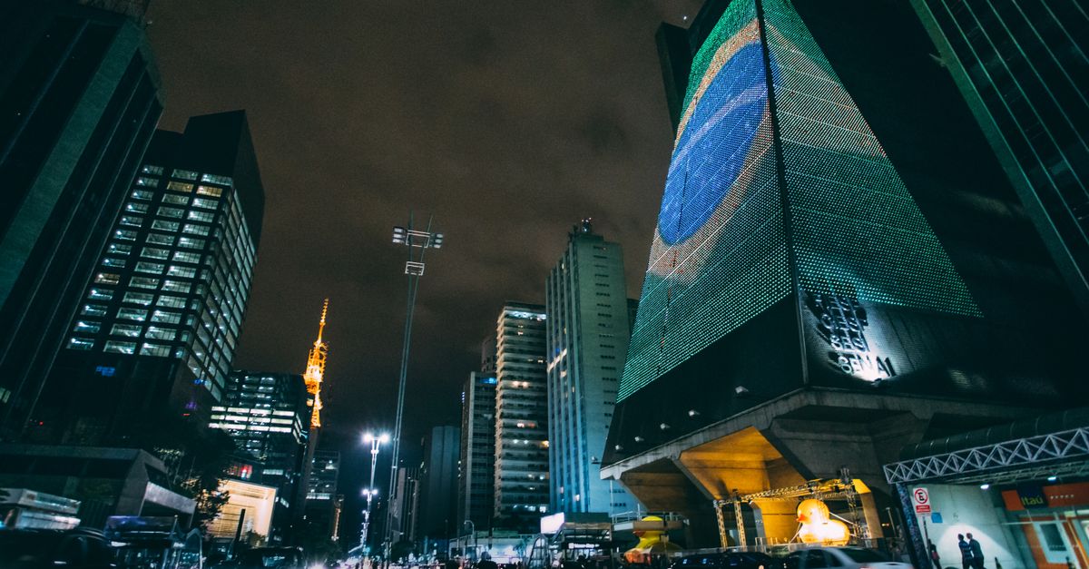 Reinvestimento de lucros: a tática da Amazon e Lemann para construir impérios